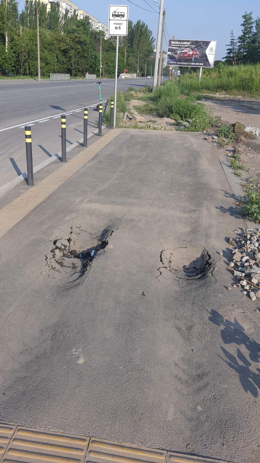 Асфальт на остановке троллейбуса №6, Победа/ фото: fb Дмитрия Артемьева