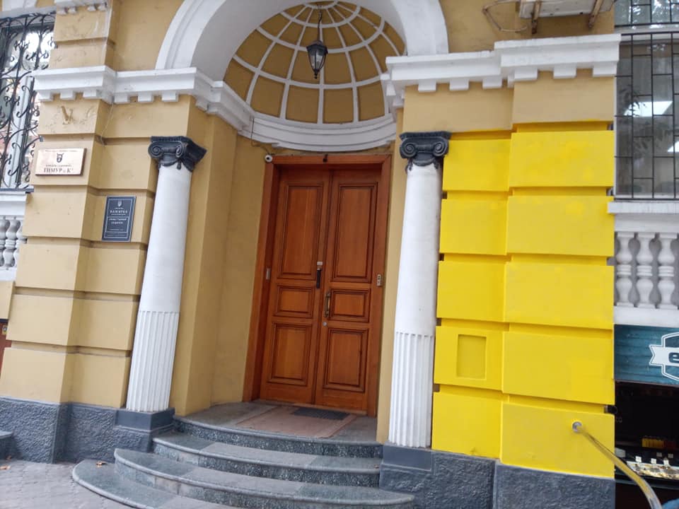 Изуродованный фасад на Мечникова, 3 в Днепре/ фото: fb Лизы Светловой