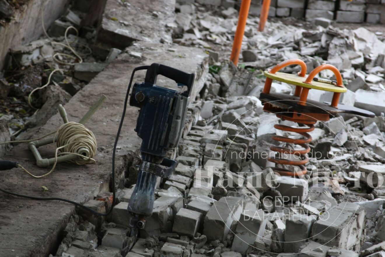 На улице Шевченко на детскую площадку рухнул забор/ фото: НМ