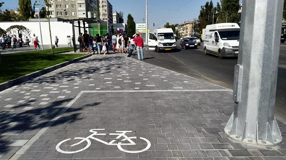 Часть велодорожки возле сквера на Слобожанском/ фото: Светлана Юрченко