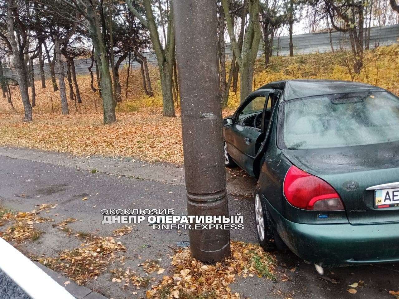 В Днепре авто вылетело с дороги и врезалось в столб/ фото: Днепр Оперативный