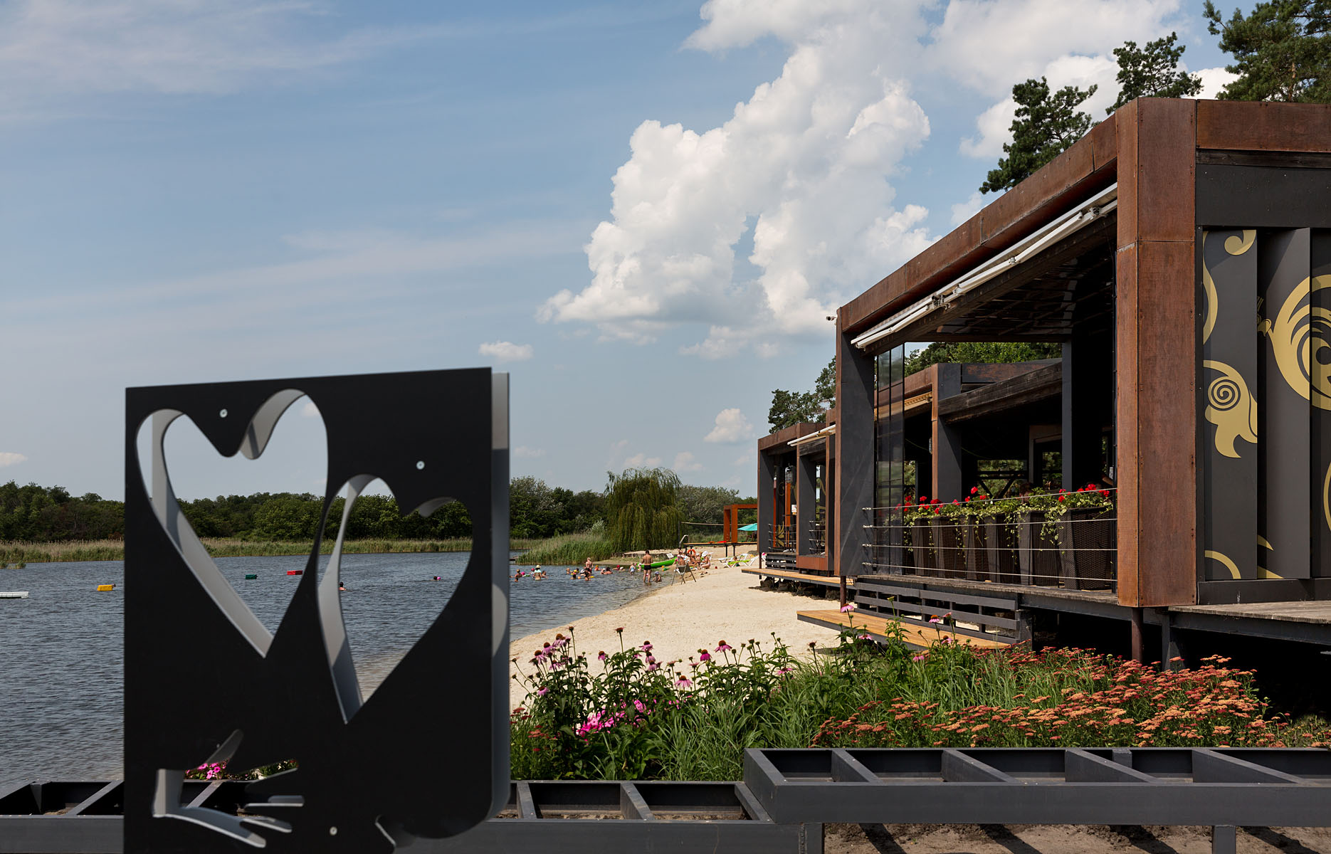 Пляж в Good zone/ фото: goodzonehotel.com.ua