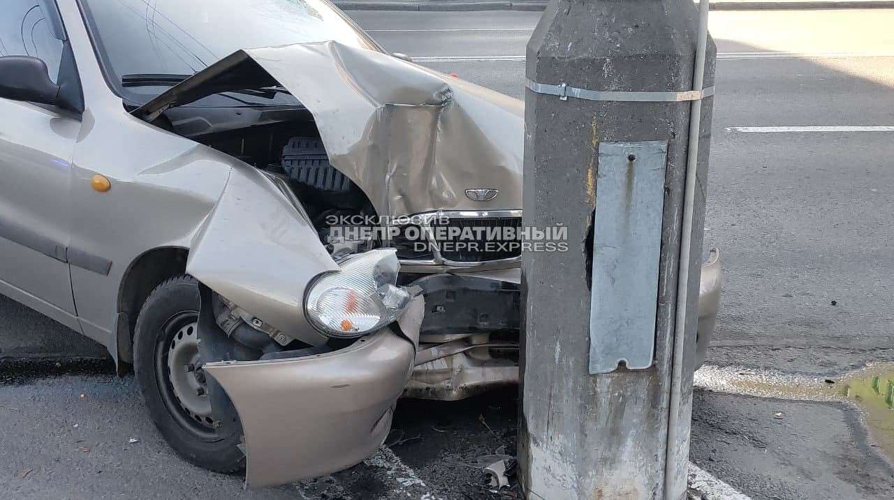 На Сичеславской Набережной легковушка "влетела" столб/ фото: Днепр Оперативный