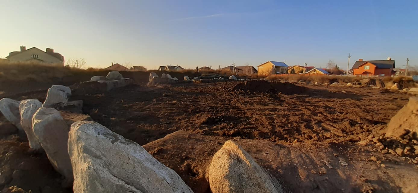 В Новоалександровке кромлех засыпали землей фото: facebook.com/Volodymyr Stepanenko 