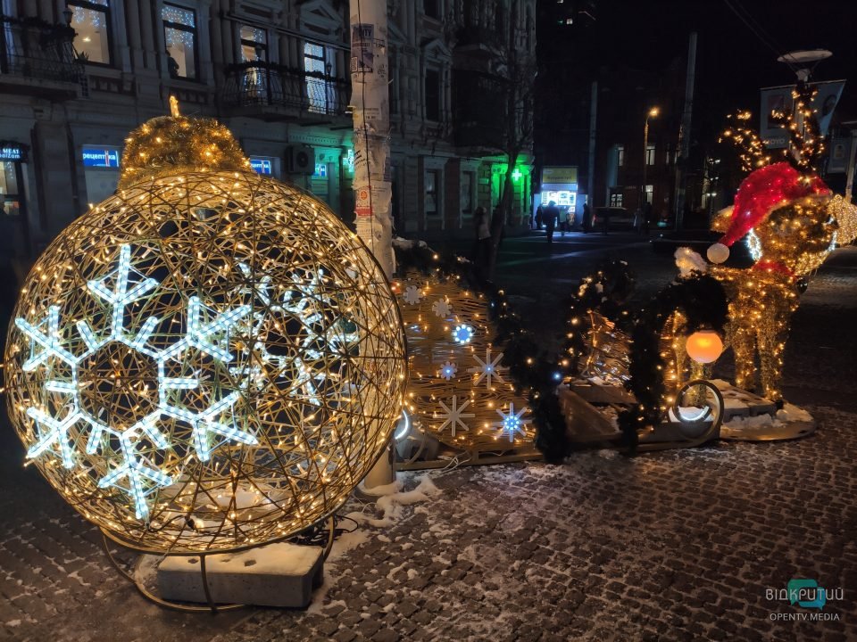 В Днепре на Европейской площади появилась резиденция Санты Клауса c фотозонами и киосками.