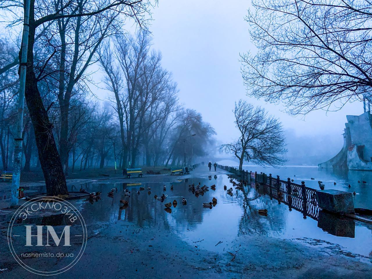 Так выглядит вышедшее из берегов озеро со стороны.