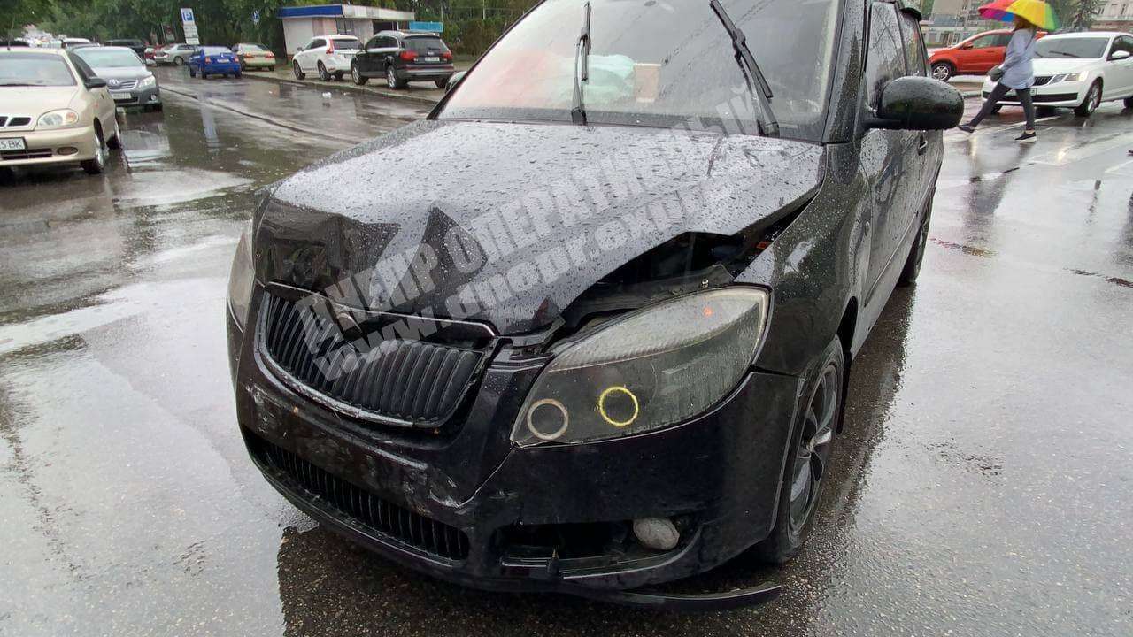 Skoda после столкновения с Jeep/ фото: Днепр Оперативный