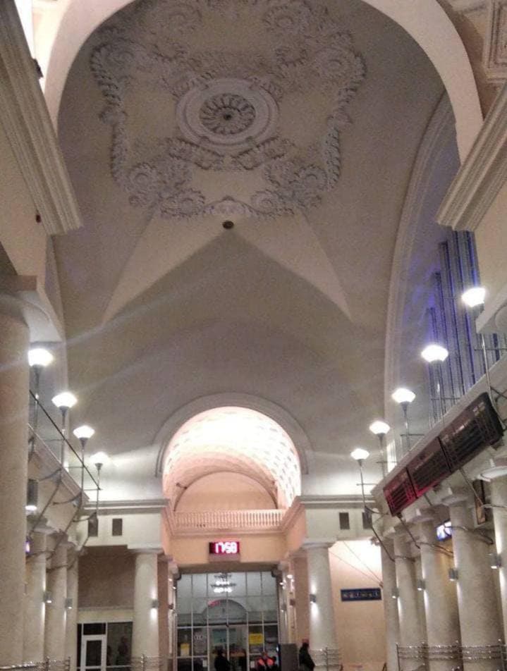 В Днепре на вокзале упала люстра.