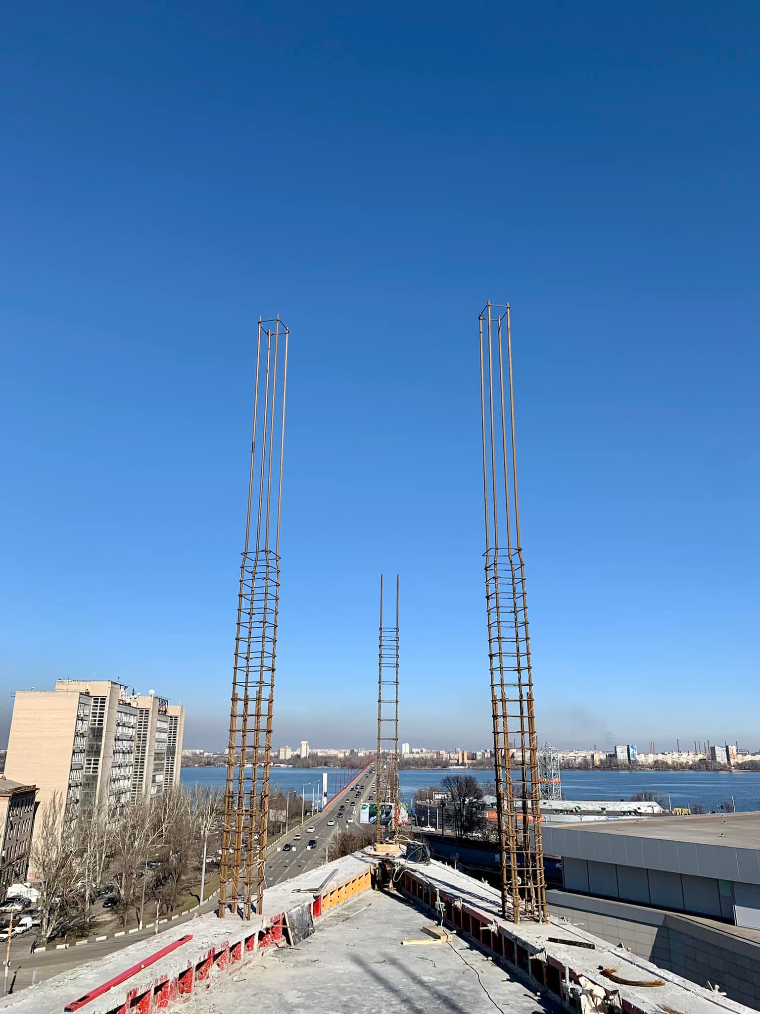 Вид на Новый мост и набережную с ТДЦ "Перекресток" возле "Мост-Сити".