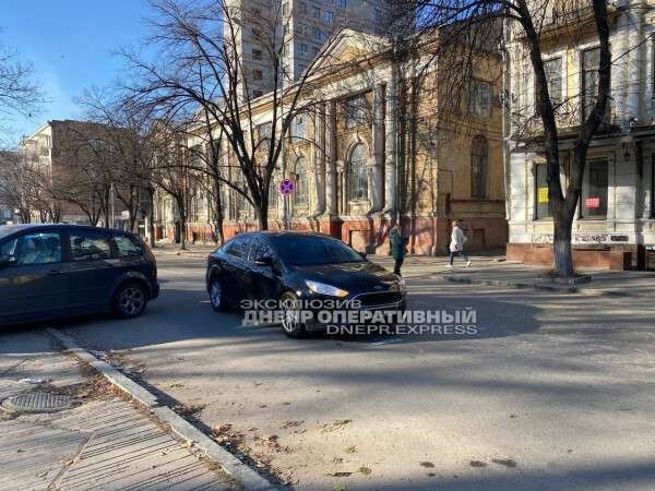 В центре Днепра легковушка сбила 15-летнего парня