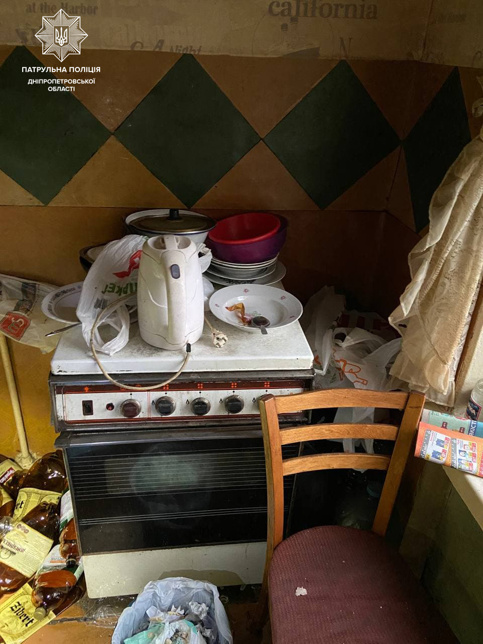 На Гладкова маленькие дети одни в грязной квартире/ фото: пресс-служба патрульной полиции Днепропетровской области