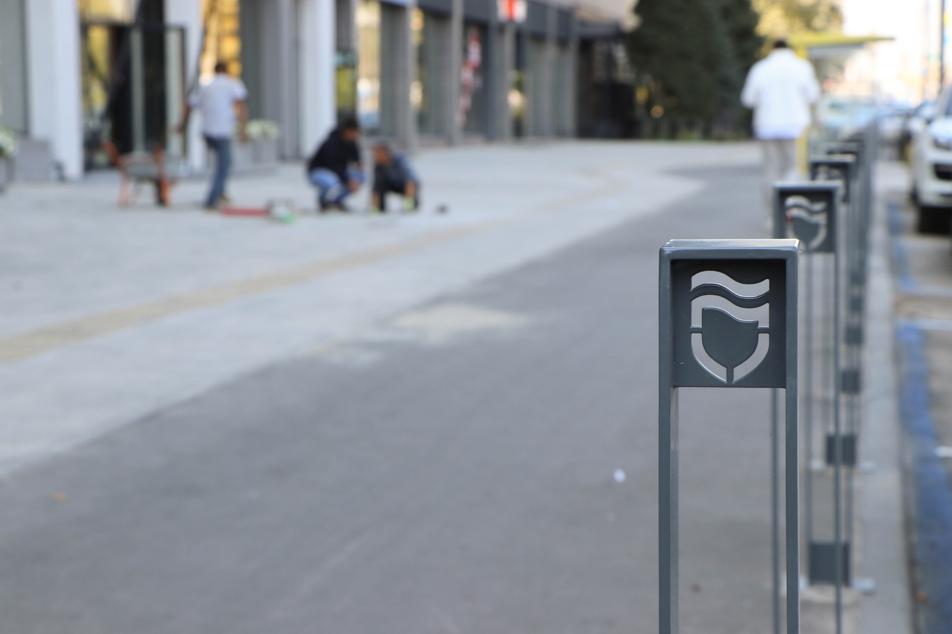 На Счиславской Набережной сделали новую велодорожку, обновили тротуар и установили антипарковочные столбики/ фото: пресс-служба горсовета Днепра