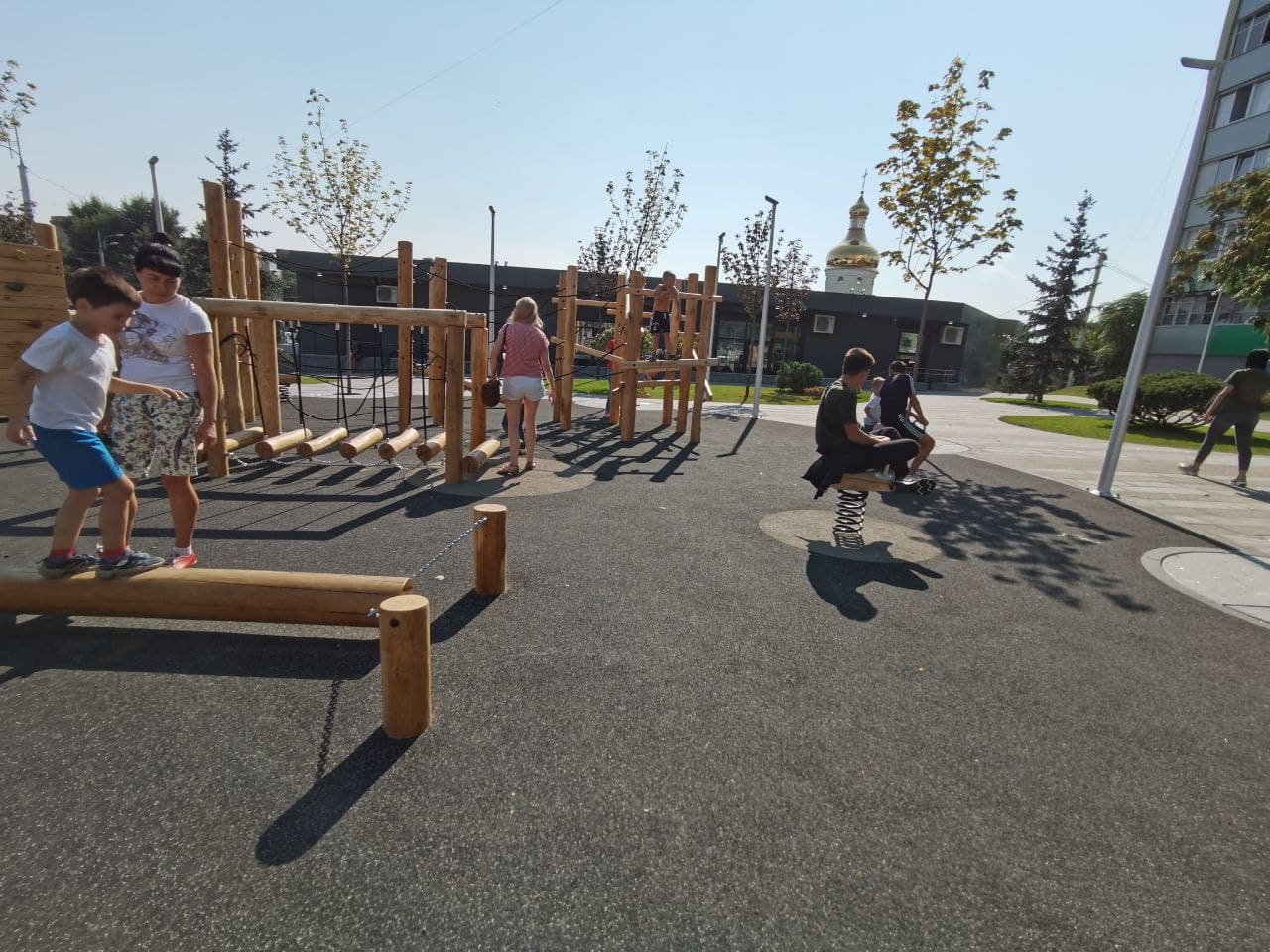 Деревянный парк в сквере на Слобожанском проспекте/ фото: Светлана Юрченко