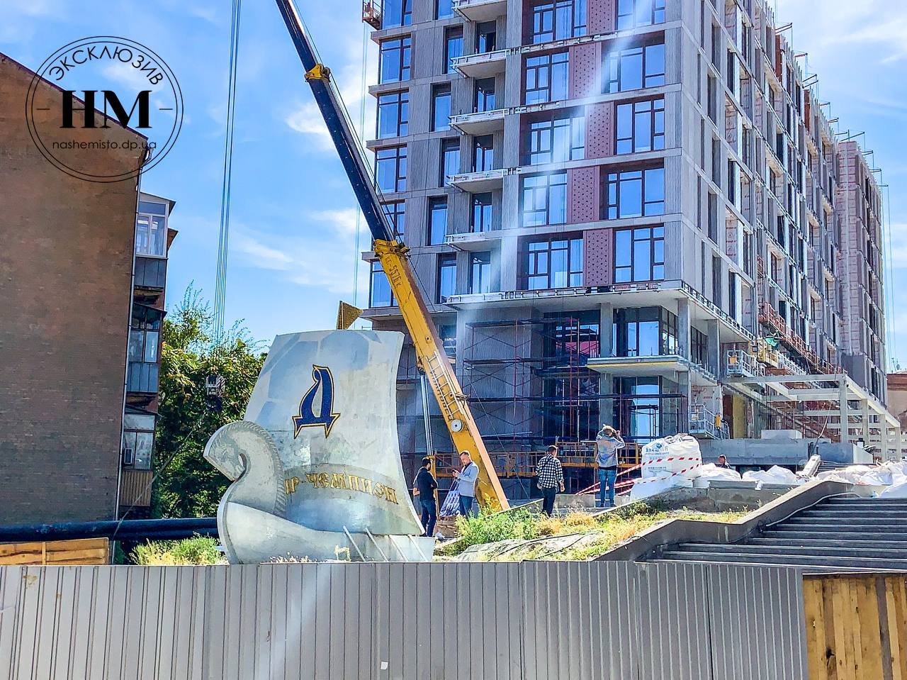 Памятник ФК " Днепр" на бульваре Кучеревского в Днепре/ фото: НМ