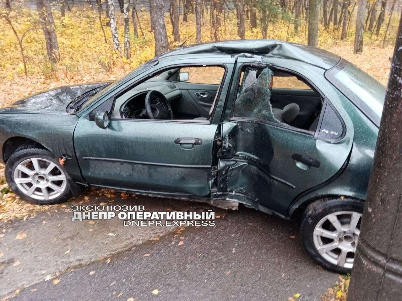 В Днепре авто вылетело с дороги и врезалось в столб/ фото: Днепр Оперативный