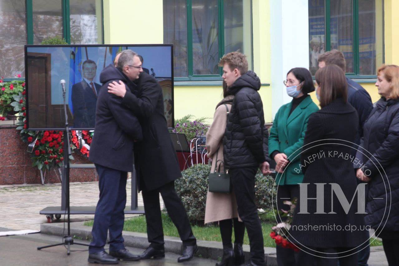 В Днепре сотни людей попрощались с основателем Университета имени Альфреда Нобеля/ фото: НМ 
