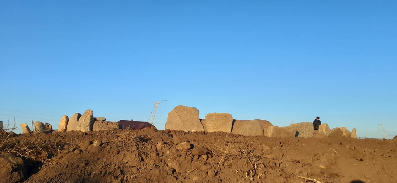 В Новоалександровке кромлех засыпали землей фото: facebook.com/Volodymyr Stepanenko 