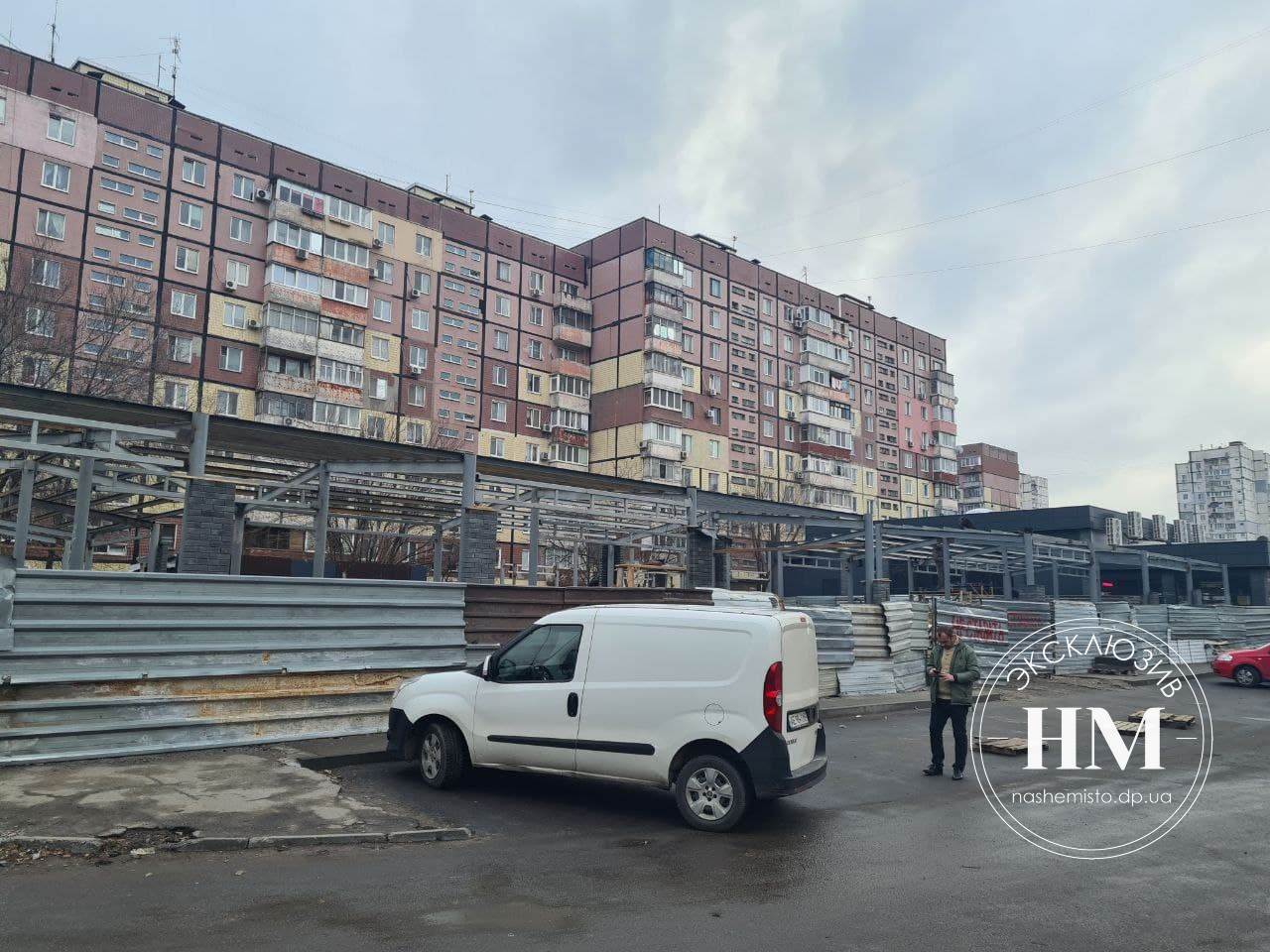 В Днепре на автостоянке на жилмассиве Левобережный-3 началась масштабная стройка.