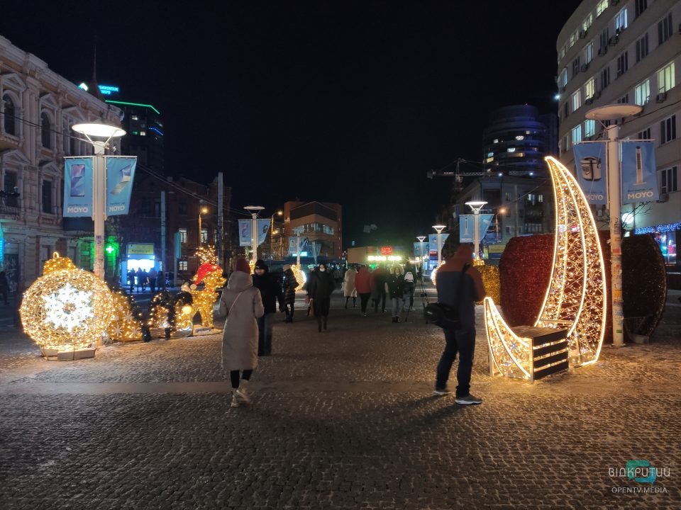 В Днепре на Европейской площади появилась резиденция Санты Клауса c фотозонами и киосками.