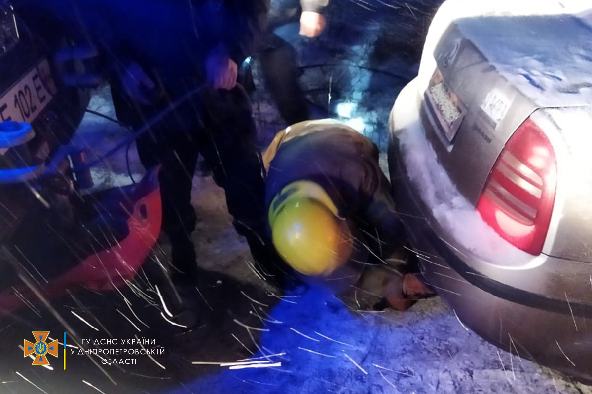 Спасатели  убирают авто с железной дороги.