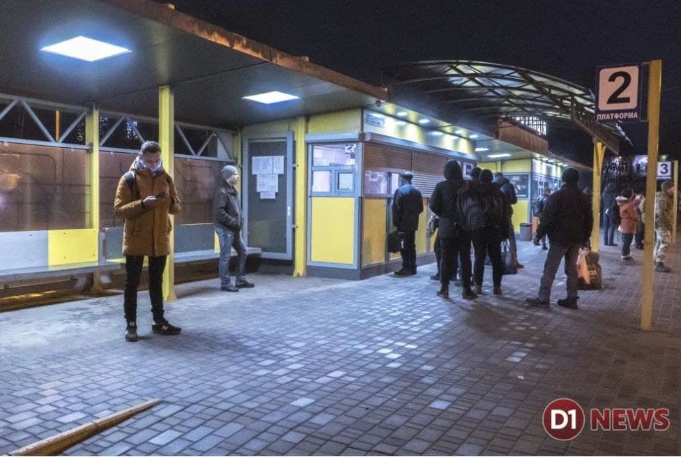 Зимой на остановке на Столетова людям не комфортно сидеть на лавочках на улице, потому они стоя ждут транспорт.