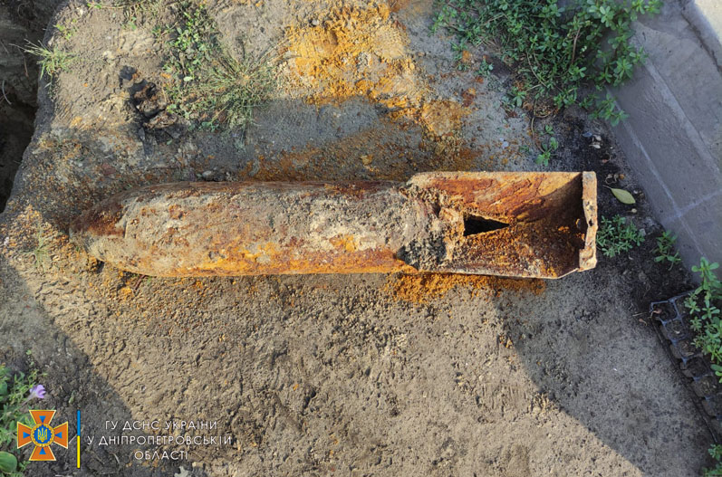 Старая авиабомба в Днепре/ фото: ГУ ГСЧС Днепропетровской области