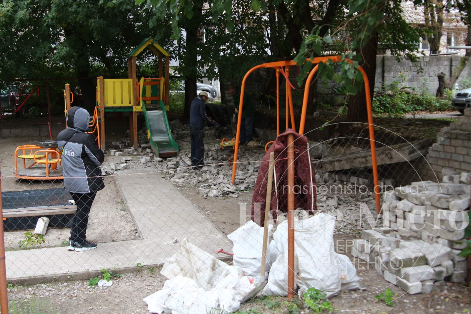 На улице Шевченко на детскую площадку рухнул забор/ фото: НМ