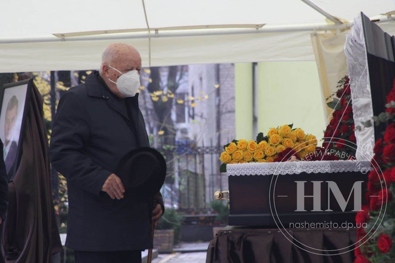 В Днепре сотни людей попрощались с основателем Университета имени Альфреда Нобеля/ фото: НМ 