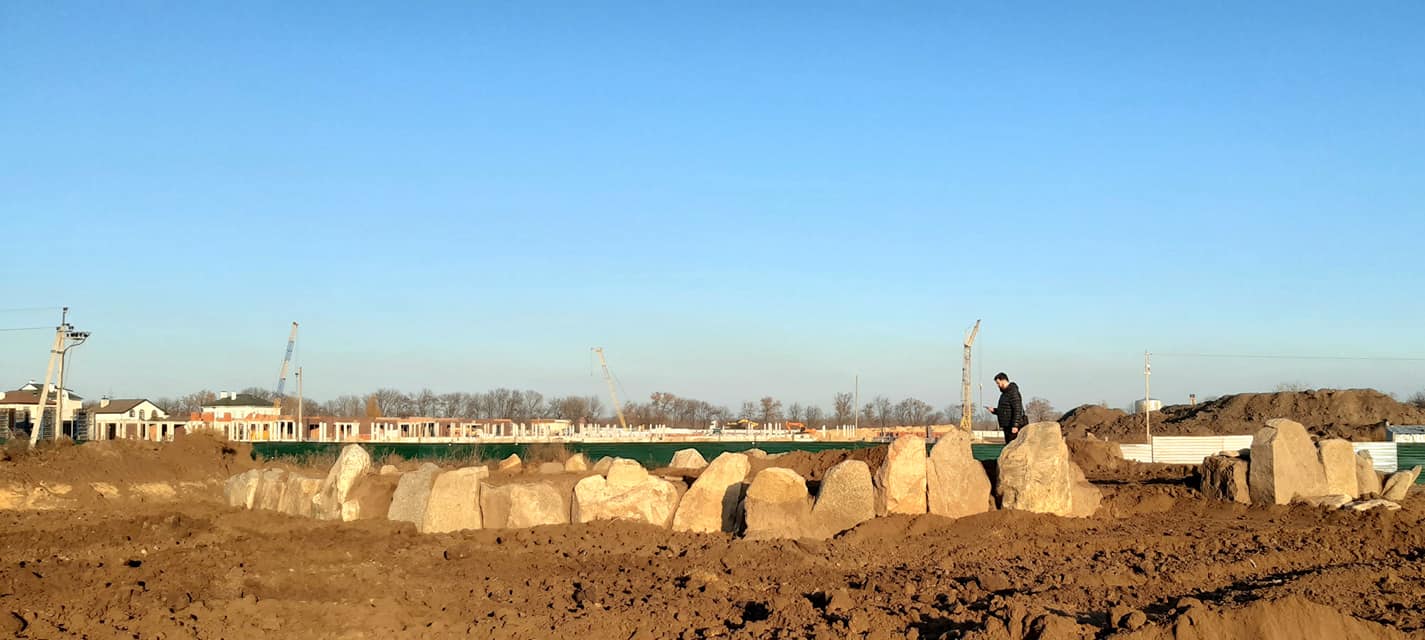 В Новоалександровке кромлех засыпали землей фото: facebook.com/Volodymyr Stepanenko  