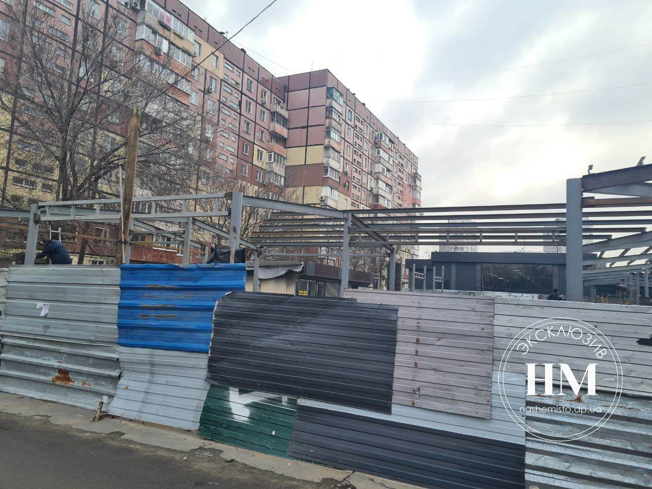 В Днепре на автостоянке на жилмассиве Левобережный-3 началась масштабная стройка.