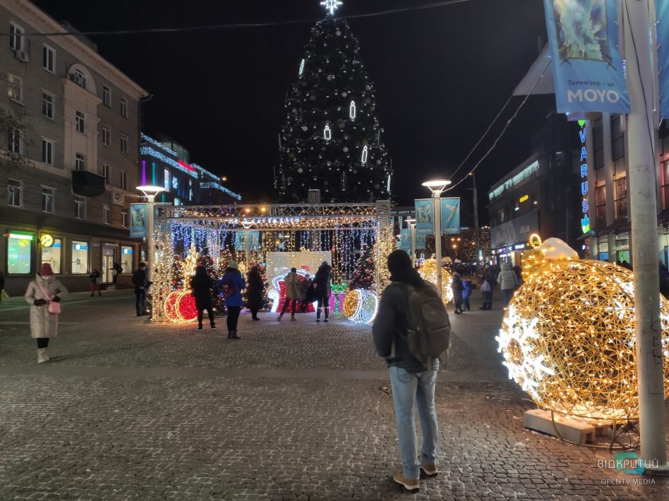 В Днепре на Европейской площади появилась резиденция Санты Клауса c фотозонами и киосками.