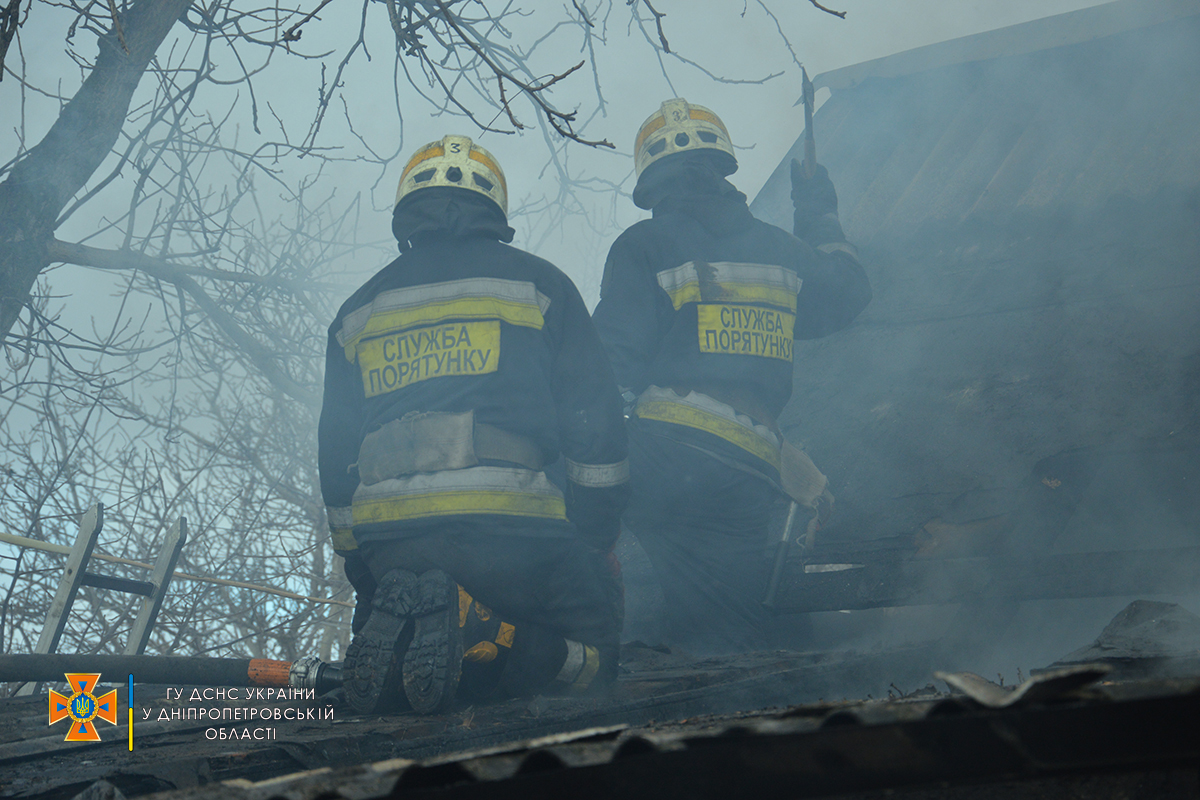 В Днепре пожарные долго добирались до горящего дома.