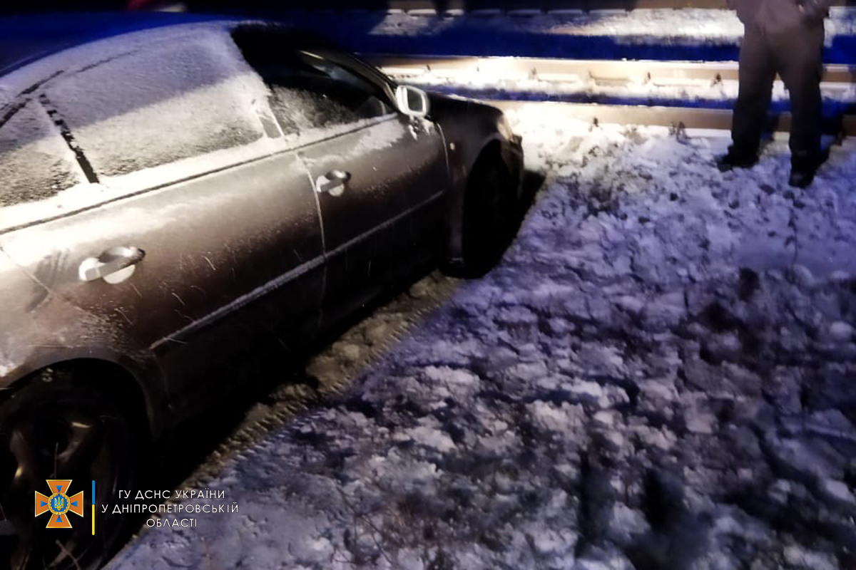 Спасатели стащили авто с железной дороги.