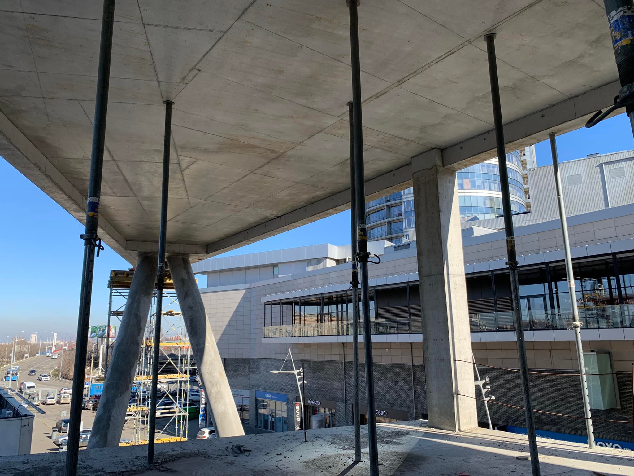 Место для террасы ТДЦ "Перекресток" возле "Мост-Сити".