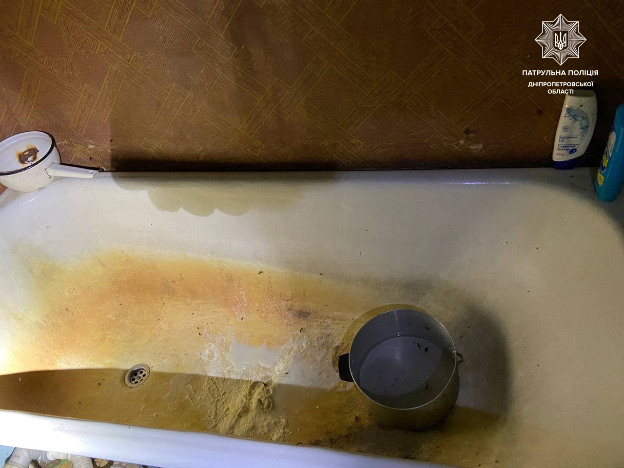 На Гладкова маленькие дети одни в грязной квартире/ фото: пресс-служба патрульной полиции Днепропетровской области