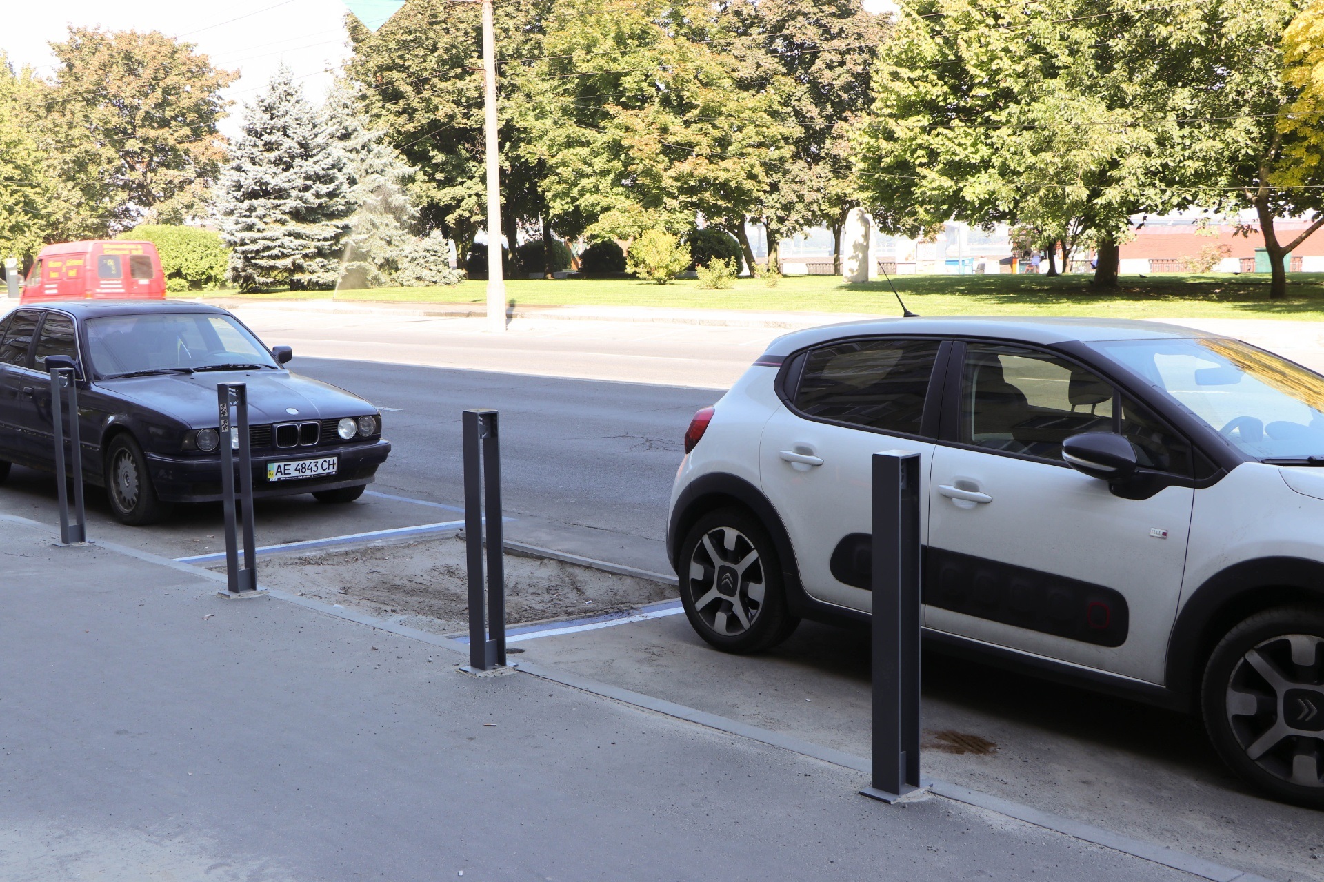 На Счиславской Набережной сделали новую велодорожку, обновили тротуар и установили антипарковочные столбики/ фото: пресс-служба горсовета Днепра