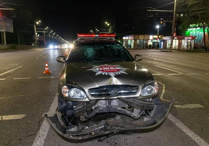 На Набережной Заводской машина охранной службы "Джеб" врезалась в отбойник/ фото: НМ