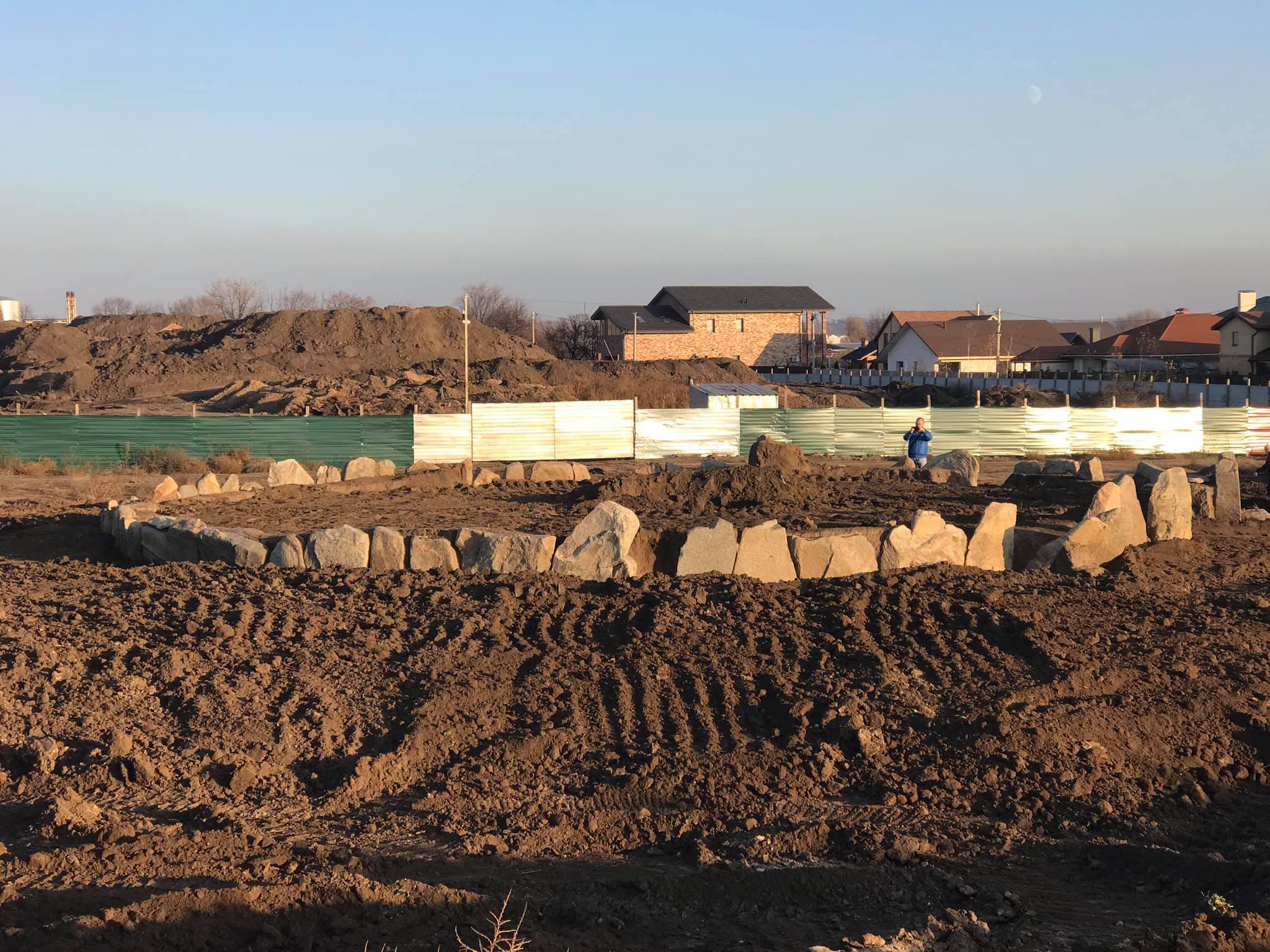 В Новоалександровке кромлех засыпали землей фото: facebook.com/Volodymyr Stepanenko 