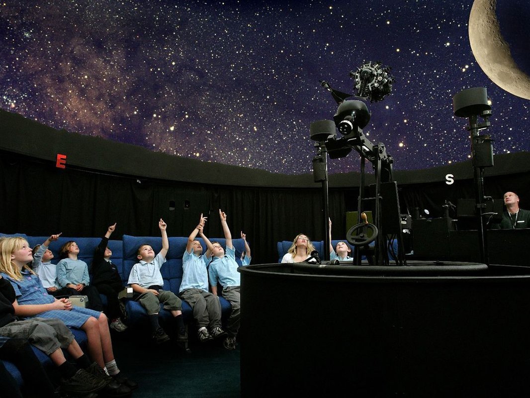 Дети в планетарии/ фото: investormaster.com