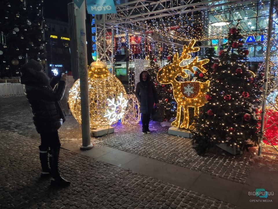 В Днепре на Европейской площади появилась резиденция Санты Клауса c фотозонами и киосками.