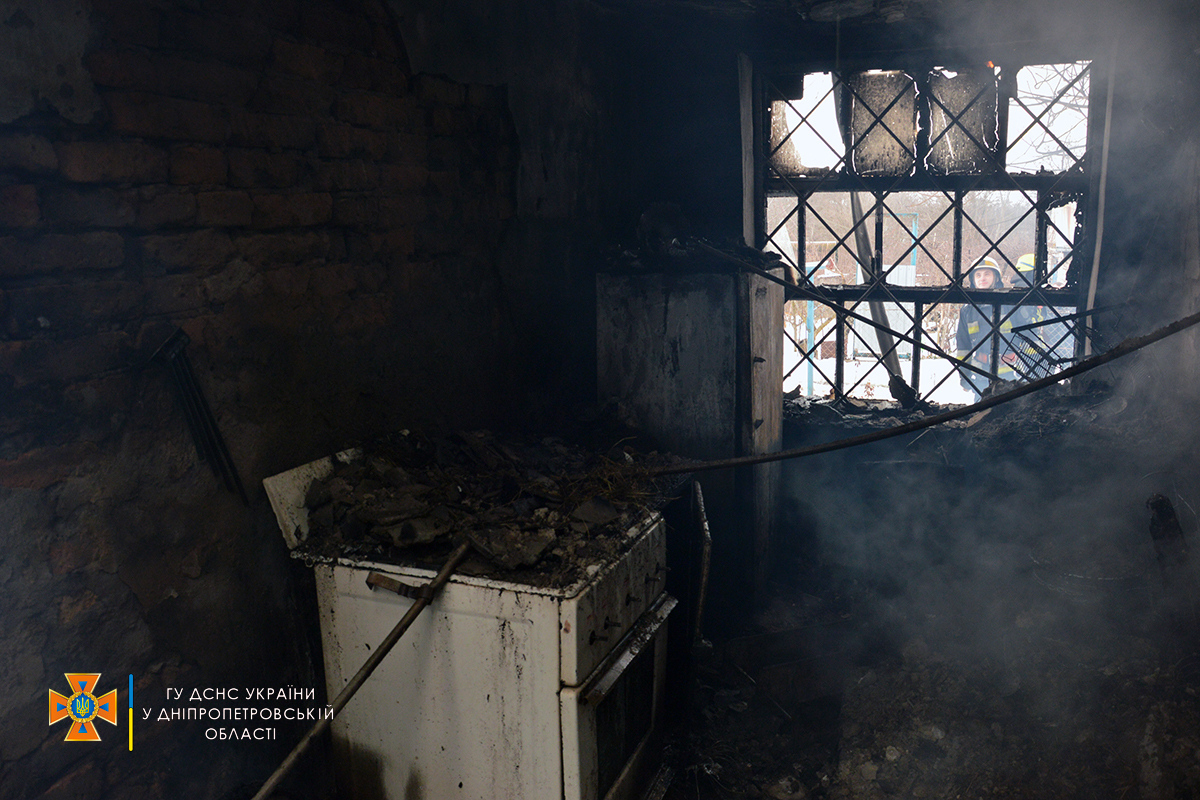 В Днепре пожарные долго добирались до горящего дома.