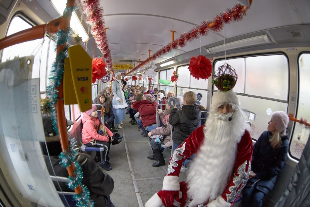 Поездка на новогоднем трамвае с Дедом Морозом и Снегурочкой в Днепре.