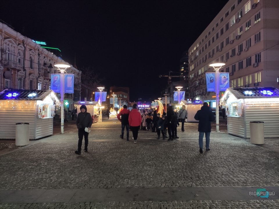 В Днепре на Европейской площади появилась резиденция Санты Клауса c фотозонами и киосками.