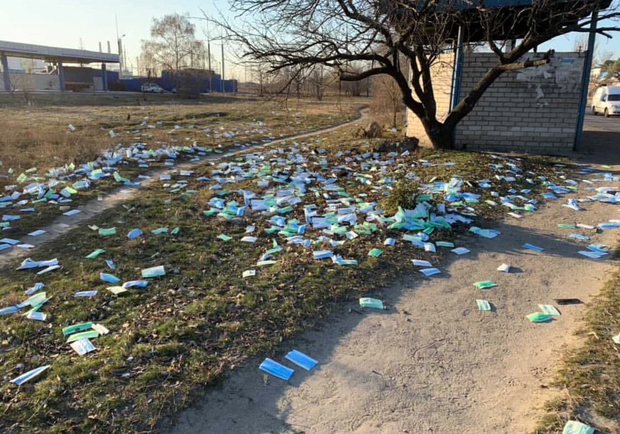 Днепр заполонили медицинские маски / фото: ХД