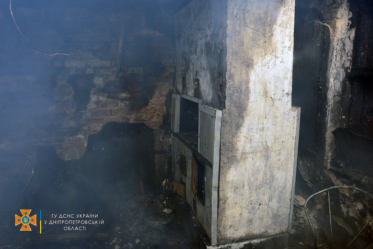 В Днепре пожарные долго добирались до горящего дома.