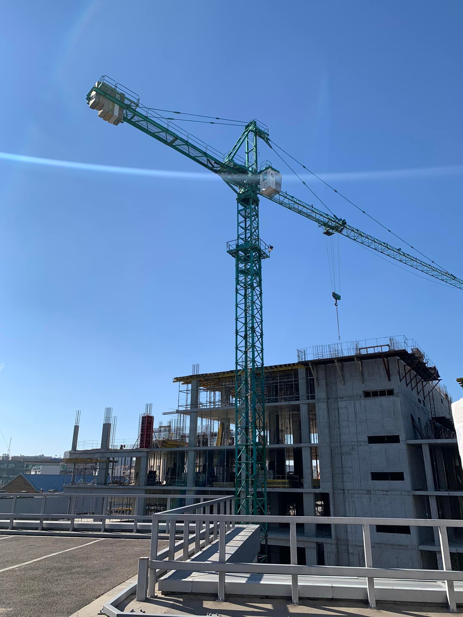 Строительство 7-го этажа ТДЦ "Перекресток" возле "Мост-Сити".