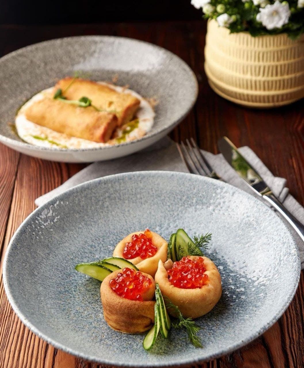 Блины с икрой в "Черчилль"/ фото: inst churchill___terrasa