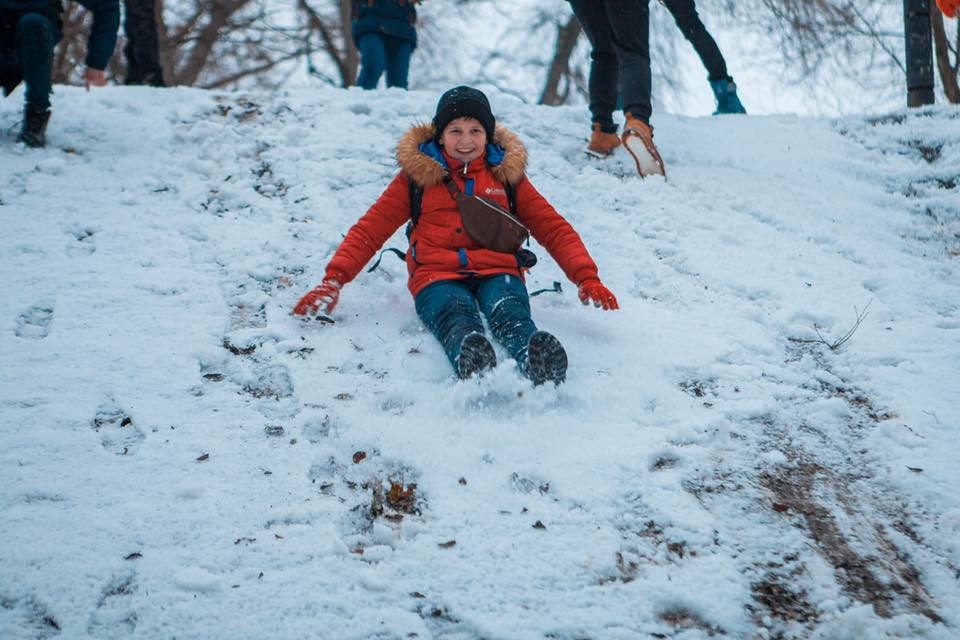 Маленький днепрянин съезжает с горки в парке Глобы/ фото: fb Днепр, Украина