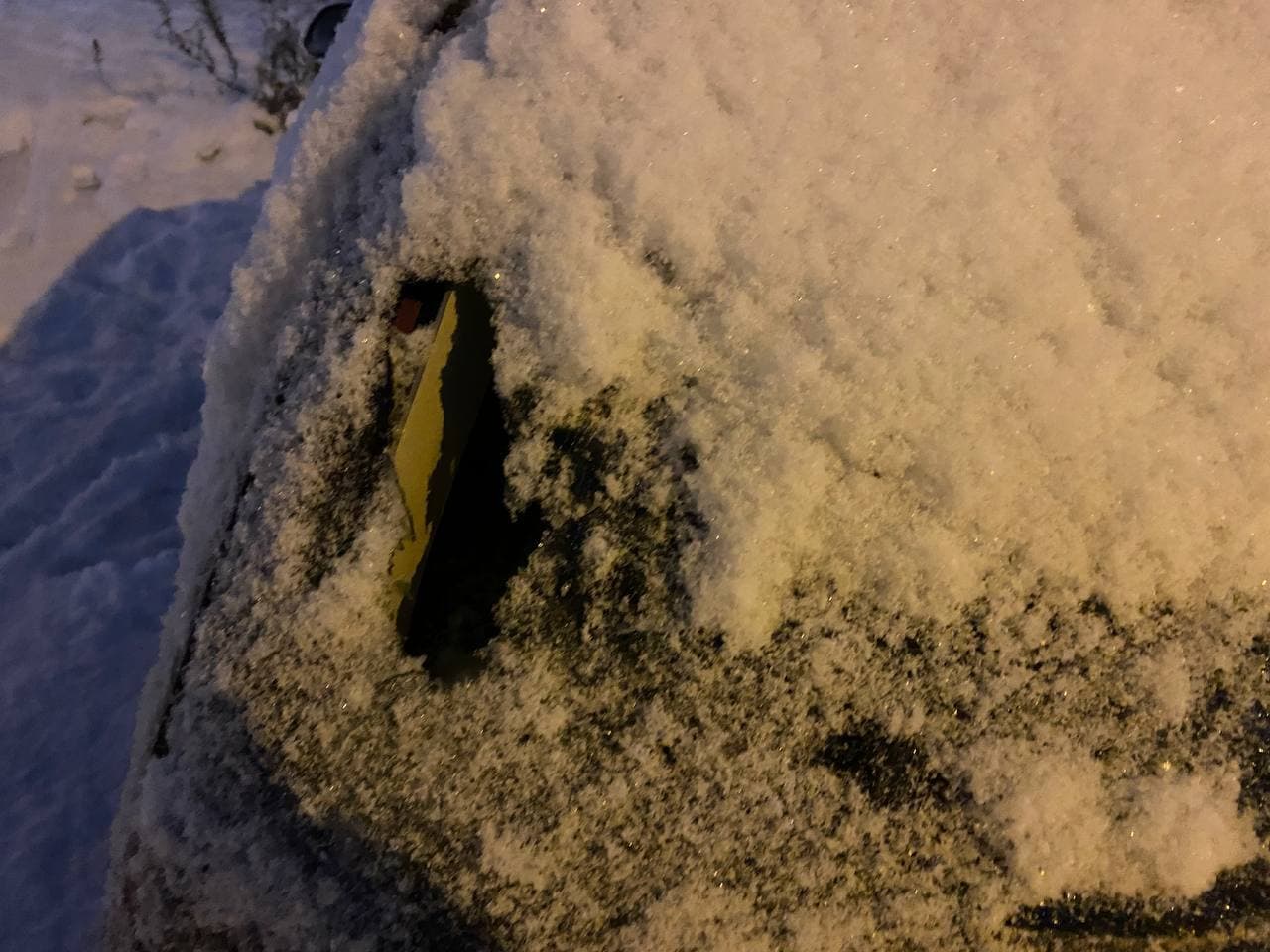 В Днепре снегоуборочные машины побили стекла легковушек.