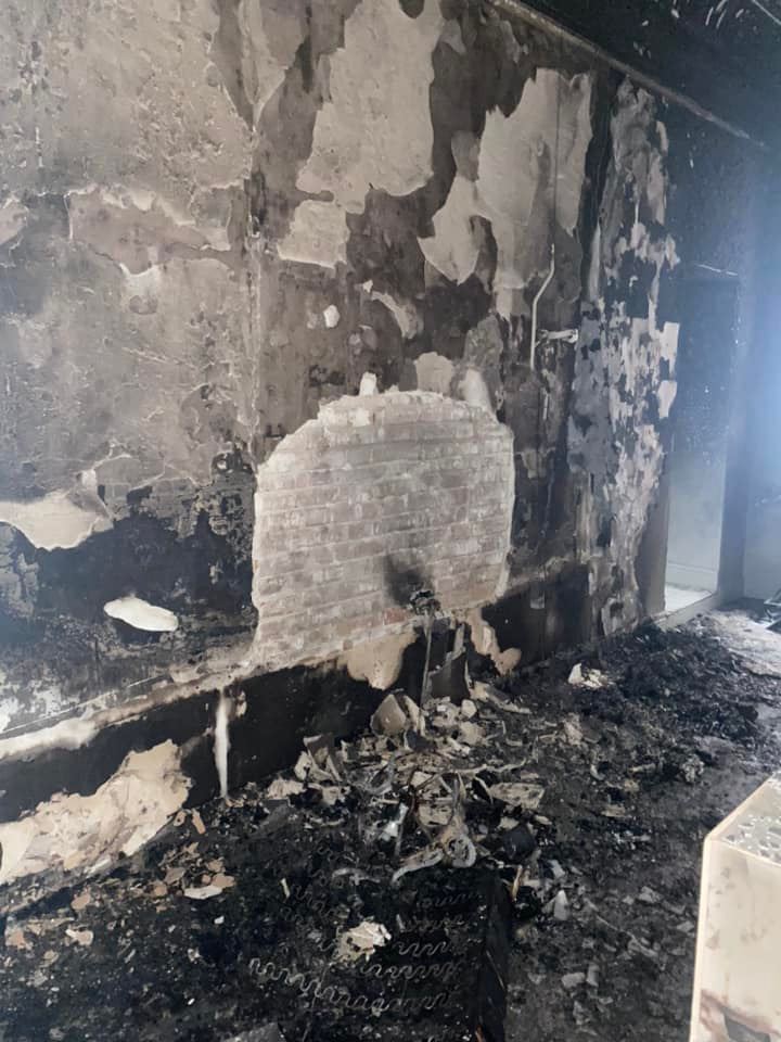 Стена сгоревшей "Арт-Квартиры" на Троицкой.